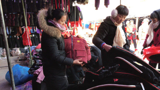 农村婆媳给孩子买棉衣,100元买一身,看看这俩人眼光咋样