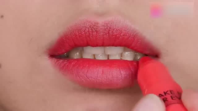 好美的珊瑚色口红,约会的首选颜色,涂上就是温柔的大美女!