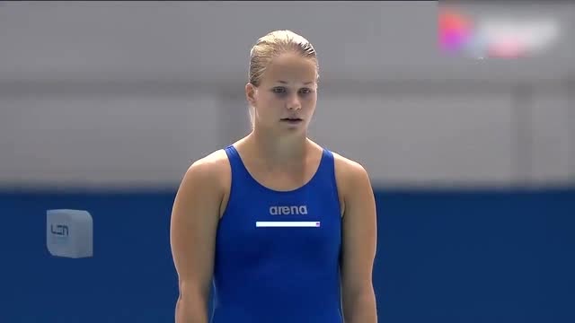 跳水失误:美女跳水尴尬镜头!是不是体重超标了