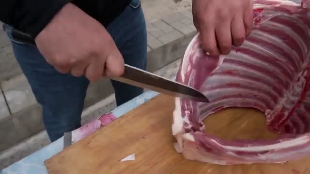 高加索的俄罗斯大叔 准备烤羊排啦 战斗民族切菜刀工了得