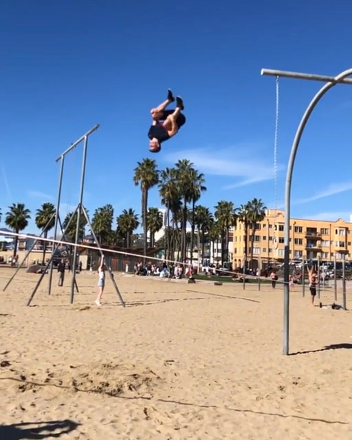 团身侧空翻 海滩上的人都看呆了