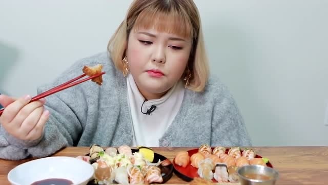 吃播大胃王:秀彬吃自己做的寿司,沾点酱味道会更好