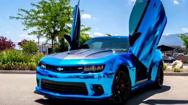 雪佛兰科迈罗第五代,蓝色镀铬车身超亮眼,"剪刀门"是亮点!