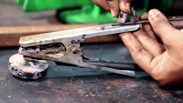 电焊小伙自制的这个工具,老师傅看了都说好,太有想法了