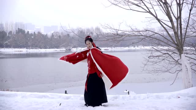 气质美女身穿古装在雪地上跳舞,太美了