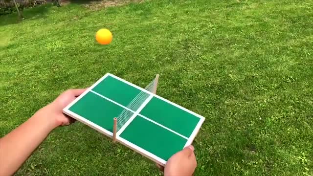 小伙制作了个乒乓球桌,你们一次性能打多少个呢,太厉害了