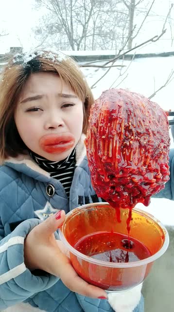 美女吃辣椒,嘴巴肿成香肠嘴了!