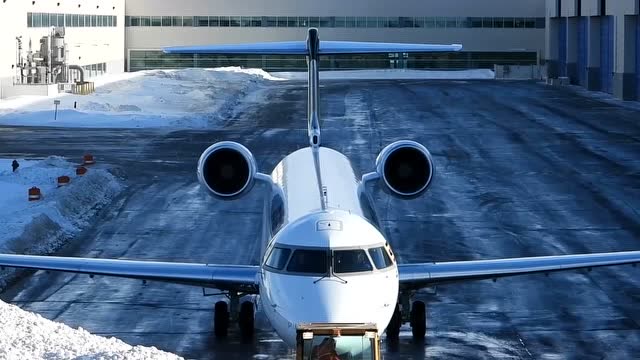 乌干达航空公司第一庞巴迪crj-900