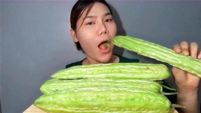 泰国大妈生吃苦瓜,这一口一口的咬下去,我只能说我敬你是条汉子