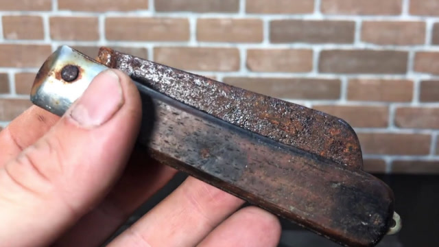 男子翻出爷爷留下的生锈水果刀,一番打磨除锈后,才发现是个宝贝!