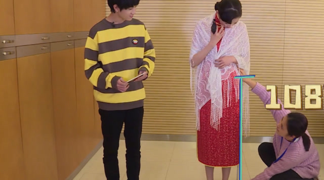 关晓彤现场量腿长,敖子逸惊呼:啊,这么长啊!