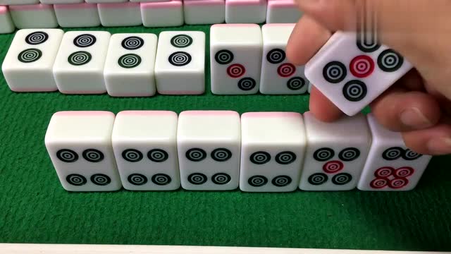 小伙开局就有两个杠,摸到二筒可以天胡的牌,最后却来杠