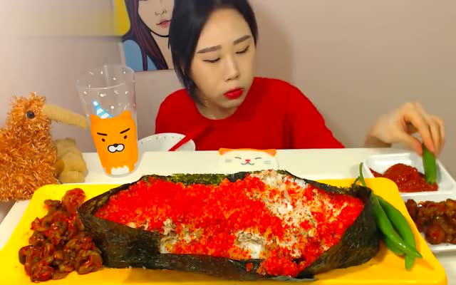 小姐姐吃超级大的鱼子酱军舰寿司,看起来就超级好吃呀
