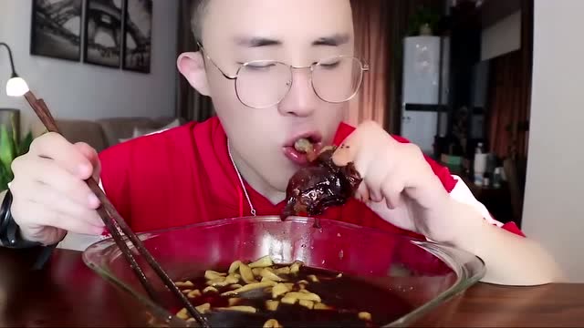 大胃王光小强:吃一大碗面和猪蹄,一次吃这么多不腻吗?