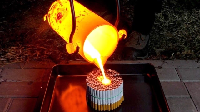 将1000°的熔铜液倒在一大捆香烟上会怎样?直接燃烧,太过瘾了!
