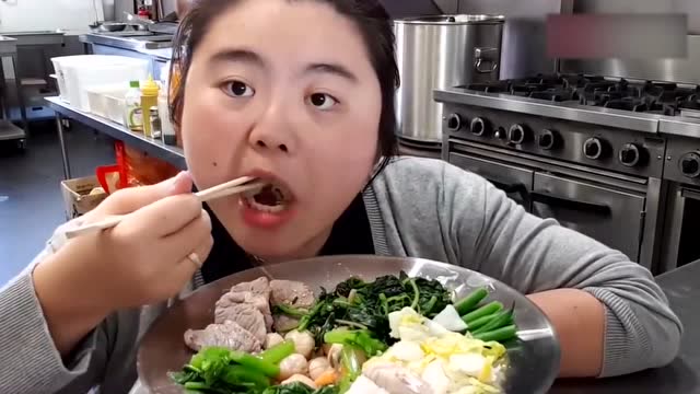 韩国胖妞吃爸爸牌牛肉鱼蔬菜,直接端起盘子吃