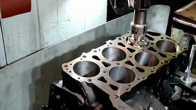 发动机气缸有磨损,镗缸镶套来修复,一般发动机大修才会这样做