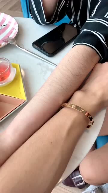 女生和男生手臂的对比哈哈哈