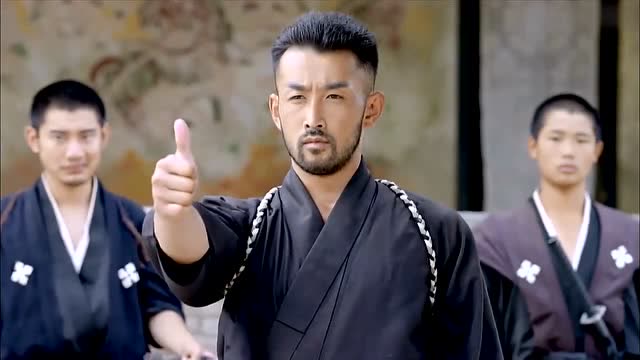 日本刀客设擂挑战永生,永生的兄弟们替他出战,却被老爷子叫走