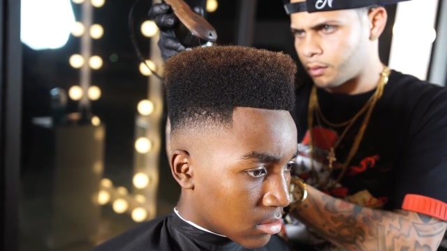 黑人小哥整理发型,网友:好像是"方便面",看完不自觉的饿了