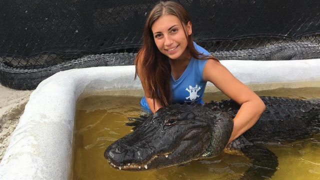 美女亲吻鳄鱼拍照,并且趴在鳄鱼身上摆pose,网友:汗毛都站起来了