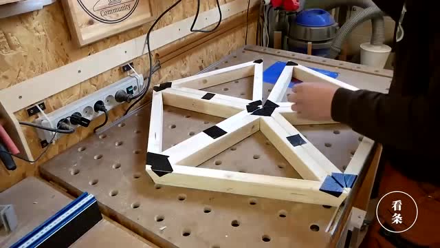 小哥自制几何吊篮沙发,这么大一个挂在院子里也太舒服了吧