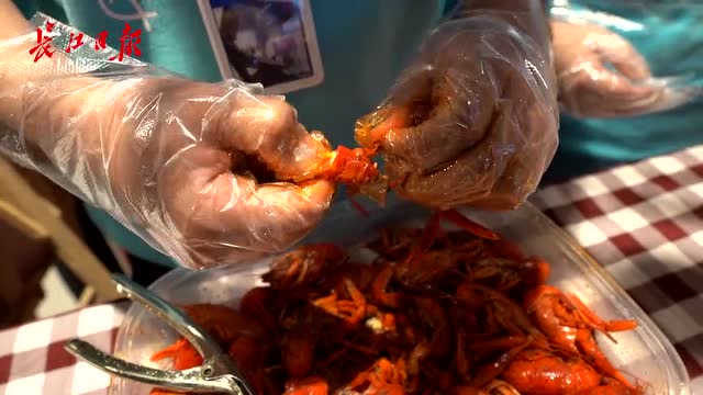 武汉剥虾师上岗啦!最快手速2秒剥一个虾,敢来挑战吗?记者已经输了