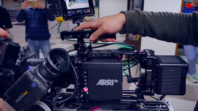 去电影片场只能看看昂贵的器材?不,你还可以和ai一起写剧本