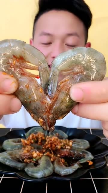 海鲜吃播:吸虾秘诀,一口吸一只虾