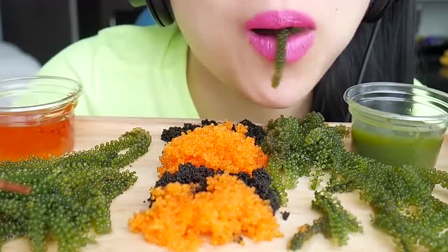 小姐姐吃海葡萄,大口大口的吃,吃得真过瘾