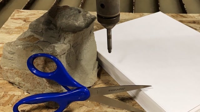 纸张的威力有多大?老外用来切割岩石,网友:简直就是鸡蛋碰石头