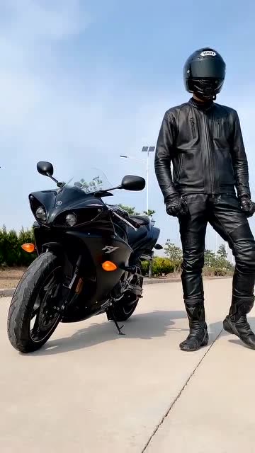 机车手在摩托车旁,耍酷!