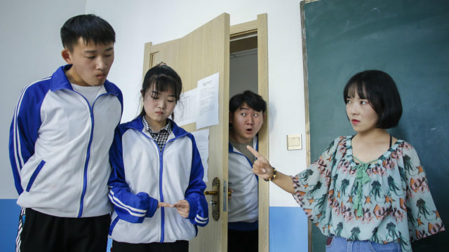 学生上课迟到,同样的理由说了三遍,太逗了