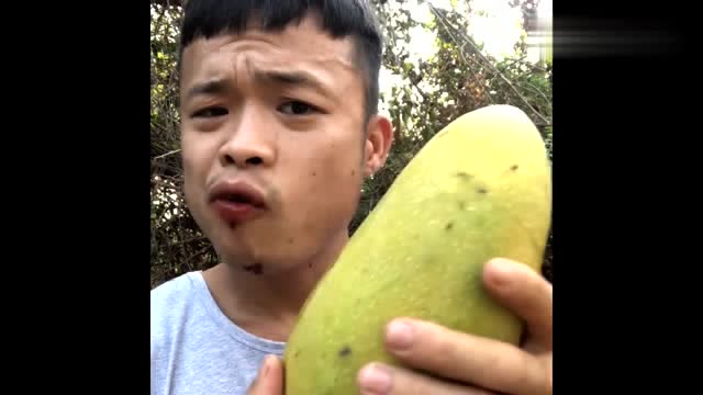 槟榔哥一心想戒槟榔,出来捡到个大芒果,一口下去就爱上了!