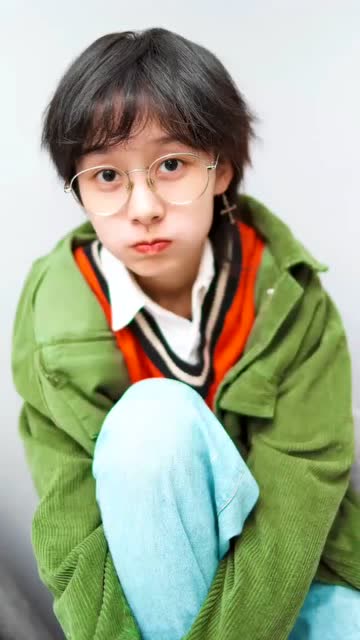 请告诉小布布,这段视频一共放了多少张锅盖wer的照片