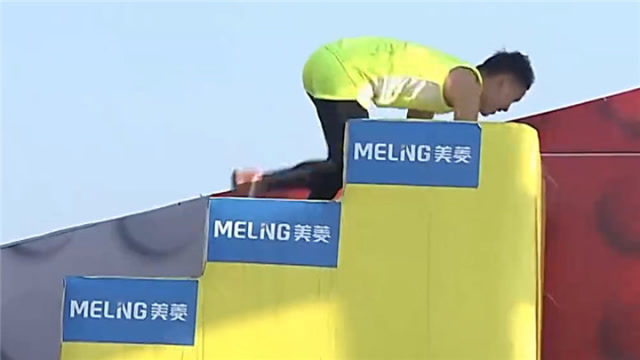 小伙在忐忑楼梯上很稳定他不急不躁来到旋转迷宫顺利通过