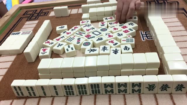 麻将:绿一色抓六条你会贪碰碰胡四暗刻吗?小哥要是胡三条早赢了