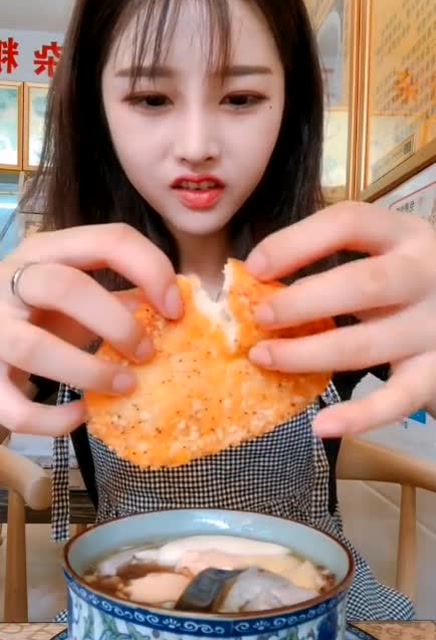 第一次看见正宗的爆浆鸡排,吃货小仙女早馋的流口水了!