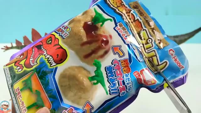 《玩具益趣园》今天跟大家分享的日本食玩是恐龙岛的布丁!