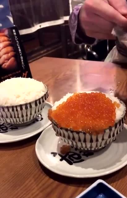 日本居酒屋超火的人气料理鱼子酱盖饭
