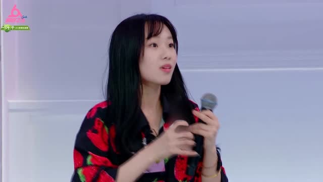 樊博艺也太真实了,华晨宇拿水给她,看看其他人这满脸的羡慕