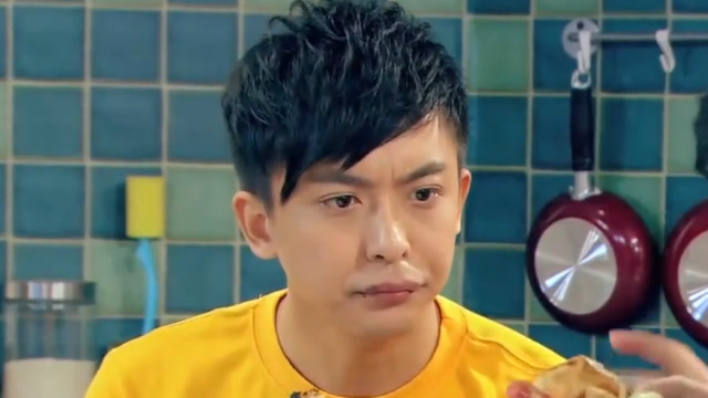 张伟吃着炸焦了的油条,曾小贤却是奢华版手抓饼,这差距可太大了