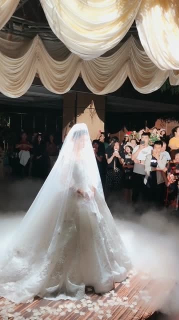 据说小伊伊婚礼用了68辆豪车,还有一架飞机,这就是面子