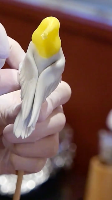 面塑一个小鸟,好玩呢