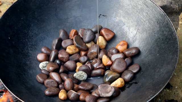 老人研发新菜品,石头竟然也能当做菜炒,烹饪达到了新境界