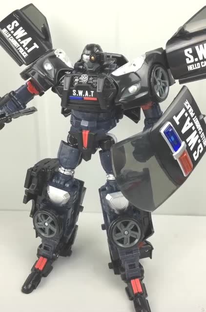 黑色的机器人特警先知!有没有非常炫酷呢