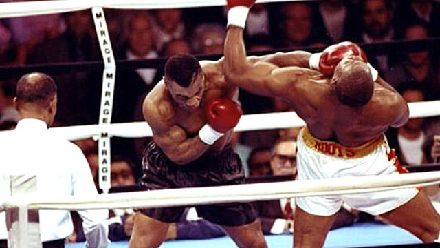 泰森的左摆拳有多恐怖?突然发力,"剃刀"拉多克被瞬间打懵!