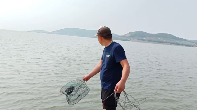 出发大连第一天,内蒙古小伙也会套螃蟹,回家做一盘,吃的真过瘾