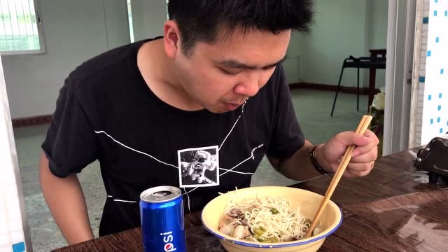 潮汕弟弟想吃辣,阿明做酸辣鸡胗盖面,一人一盆,配快乐水真过瘾