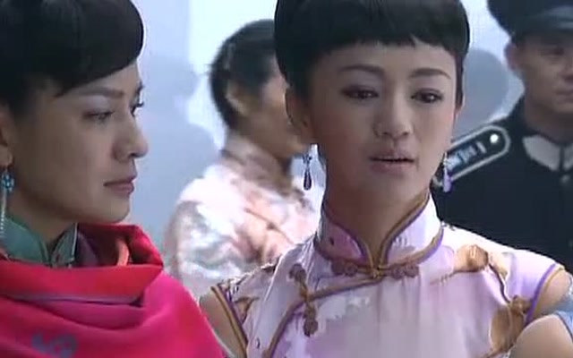 纸醉金迷她们三个在街上相遇了袁园看见范宝华了慌忙的离开